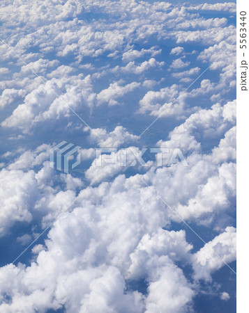 夏の雲テクスチャ風12 縦 の写真素材