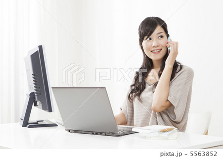 オフィスで電話をする女性 オフィスで電話をする女性 5563852