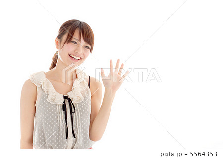 バイバイと手を振る可愛い女の子の写真素材