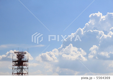 シーダー施設と青空(逆光) 5564369