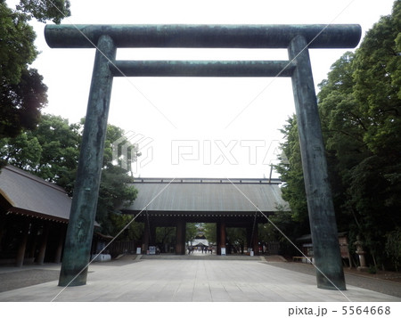 靖国神社神門と鳥居の写真素材