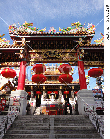 横浜中華街　関帝廟（紅灯有　縦） 5565239