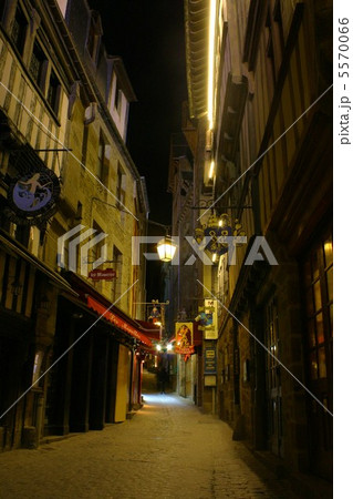 モンサンミッシェル内の通り　夜景 5570066