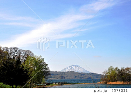 洞爺湖から見える羊蹄山の写真素材