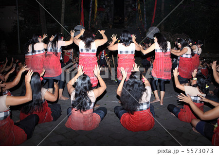 女性のケチャ 5573073