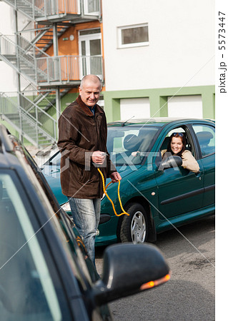Man helping woman with her broken car 5573447