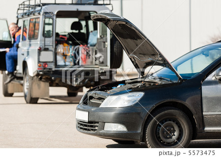Repairing service man with damaged car trouble Repairing service man with damaged car trouble 5573475