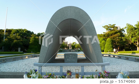 広島の原爆慰霊碑と原爆ドーム Hiroshima, Atomic bomb dome 広島の原爆慰霊碑と原爆ドーム Hiroshima, Atomic bomb dome 5574060