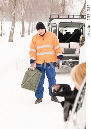 Woman broken car man gas can snow 5574582