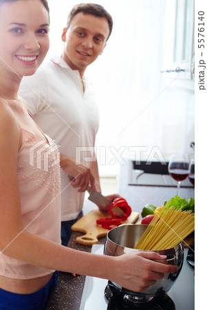 Cooking couple 5576140