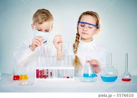 Children scientists 5576610
