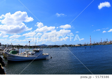 晴天の漁港と工場地帯 5579386