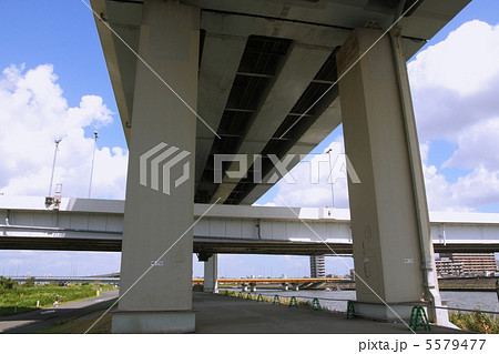 首都高速小松川線と船堀橋、青空 5579477
