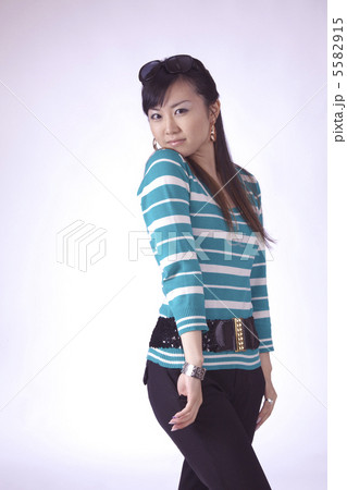 サングラスをかけた　キュートな女の子（白バック） 5582915