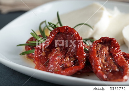 Sun-dried tomatoes and mozzarella 5583772