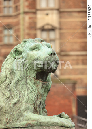 Sculpture of lion 5583920