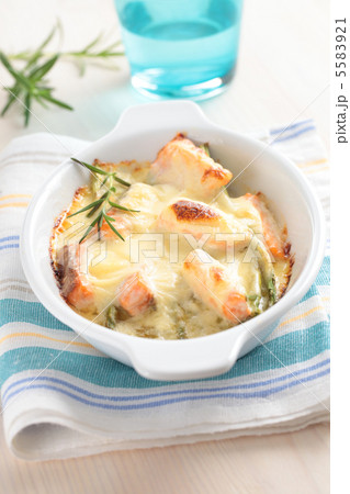 Baked salmon under cheese sauce 5583921