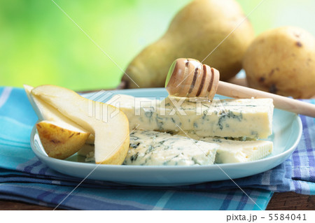 Blue cheese, pear, and honey 5584041