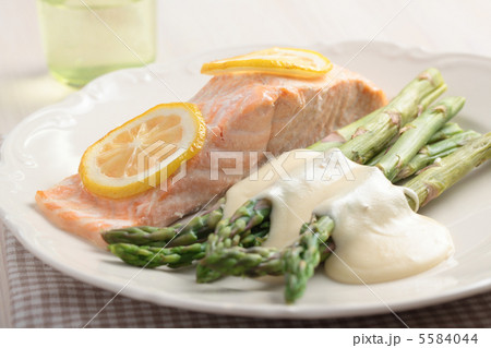 Salmon with asparagus 5584044
