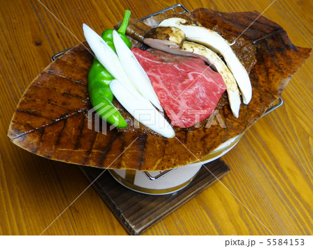 飛騨牛の朴葉焼き 5584153