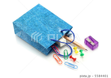 Stationery items poured out from shopping bag 5584401