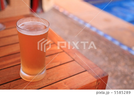プールサイドで飲むおいしいビール 5585289