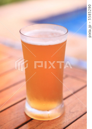 プールサイドで飲むおいしいビール プールサイドで飲むおいしいビール 5585290