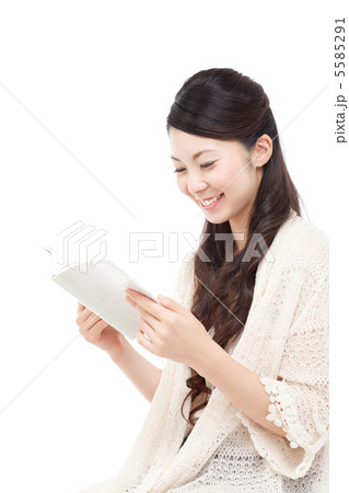 読書する女性 5585291