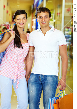 Couple of shoppers 5587104