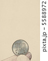 100円玉 5588972