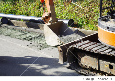 アスファルトを剥がす道路工事 5589214