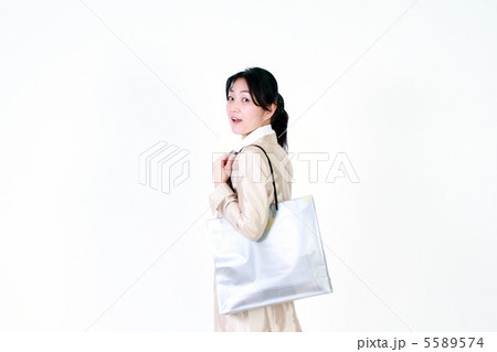 ショッピングするビジネスウーマン 5589574