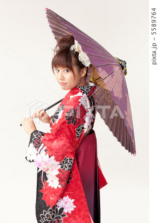 番傘を持つ袴女性の写真素材