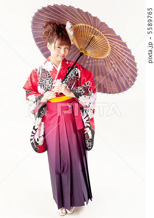 番傘を持つ袴女性の写真素材