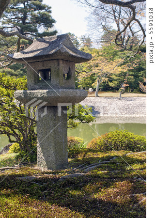 仙洞御所　南池の草屋形の燈籠 5591038