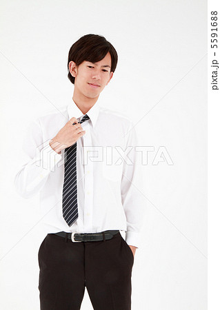 ネクタイを緩めるビジネスマンの写真素材