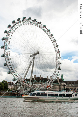 ロンドンアイと遊覧船 ロンドンアイと遊覧船 5591993