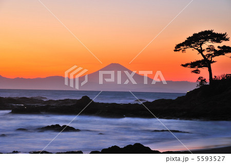 夕焼けの富士山と立石公園　 5593527