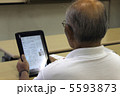 タブレット端末をつかうシニア男性 5593873