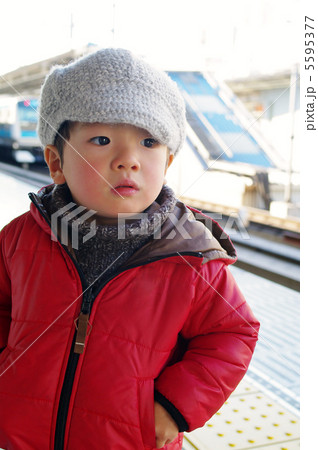 電車を待つ子供 電車を待つ子供 5595377