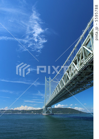 淡路へ続く明石海峡大橋：縦向き 5595788