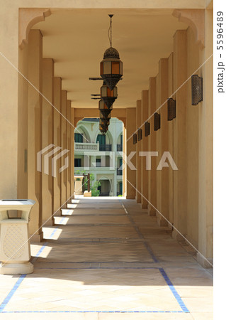 ショッピングモールの通路 5596489