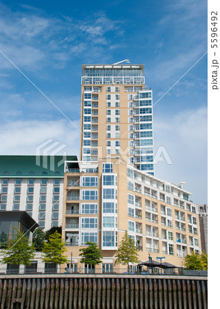 ロンドンの高層マンション 5596492
