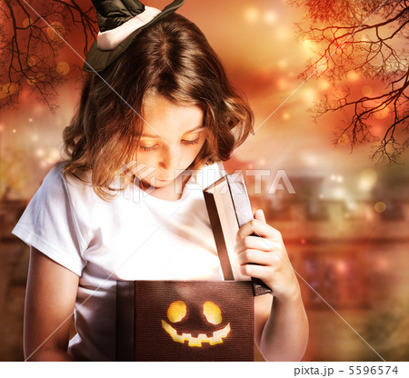 箱を開ける女の子 ハロウィン 箱を開ける女の子 ハロウィン 5596574