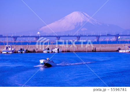 千葉県の富士山のある風景・木更津市「漁港と雄大富士」 5596781
