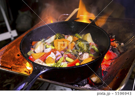 キャンプ料理 ダッチオーブン 野菜蒸しの写真素材