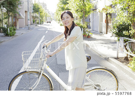 自転車と主婦の写真素材