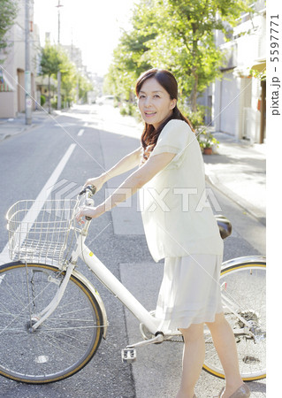 自転車と主婦の写真素材