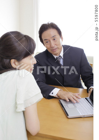 相談に来た主婦と店員 相談に来た主婦と店員 5597800