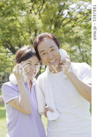 運動する夫婦 5597881